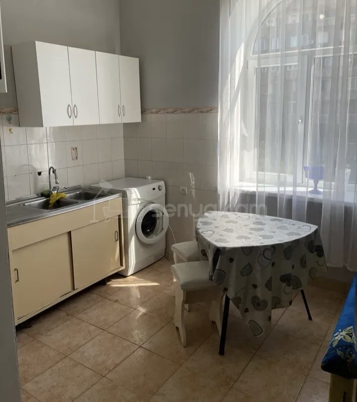 1 Սենյականոց Բնակարան Քարե Շենքում, 30քմ, 4/4 հարկ, Նորմալ Վիճակում, Կահավորված