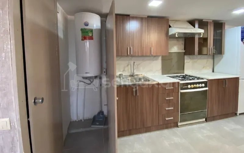 1 Սենյականոց Բնակարան Քարե Շենքում, 34քմ, 1/3 հարկ, Նորմալ Վիճակում, Կահավորված