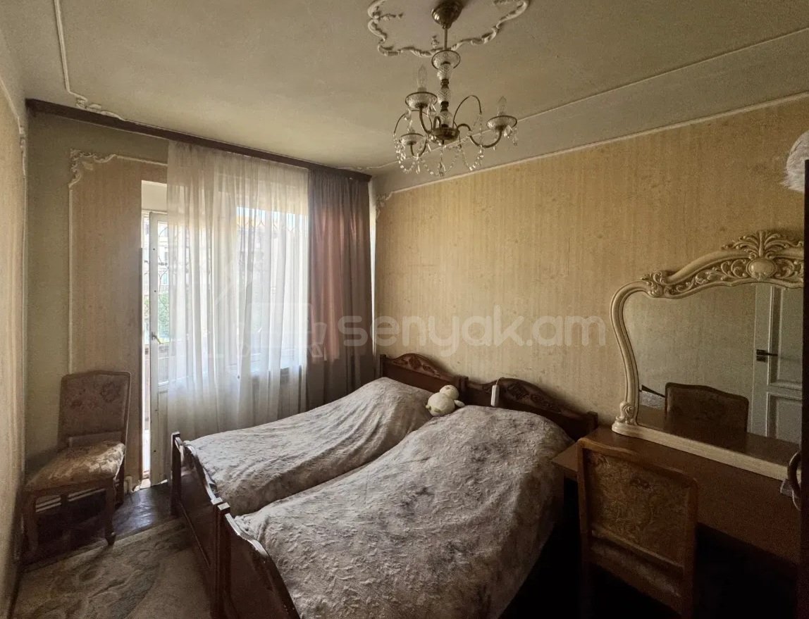 4 Սենյականոց Բնակարան Քարե Շենքում, 99քմ, 3/5 հարկ, Նորմալ Վիճակում