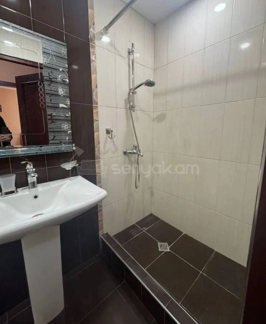 2 Սենյականոց Բնակարան Քարե Շենքում, 45քմ, 3/5 հարկ, Դիզայներական Վերանորոգված, Կահավորված