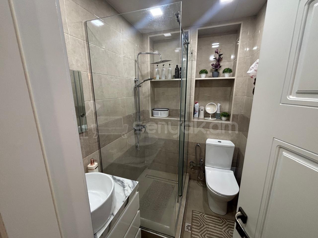 5 Սենյականոց Բնակարան Քարե Շենքում, 120քմ, 1/5 հարկ, Կապիտալ Վերանորոգված