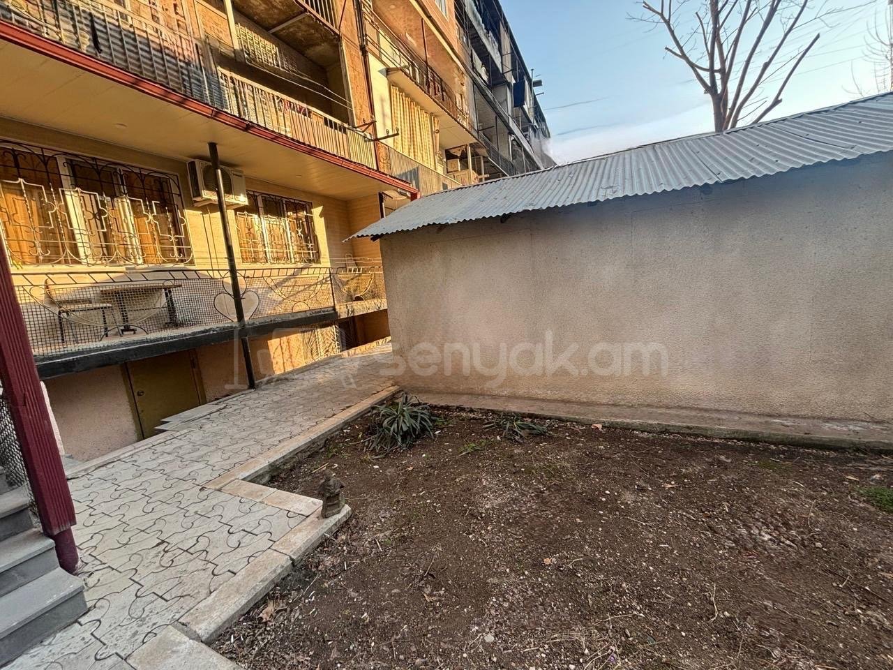 5 Սենյականոց Բնակարան Քարե Շենքում, 120քմ, 1/5 հարկ, Կապիտալ Վերանորոգված