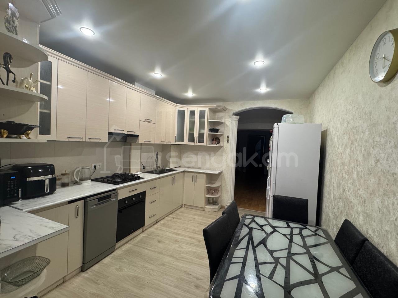 5 Սենյականոց Բնակարան Քարե Շենքում, 120քմ, 1/5 հարկ, Կապիտալ Վերանորոգված