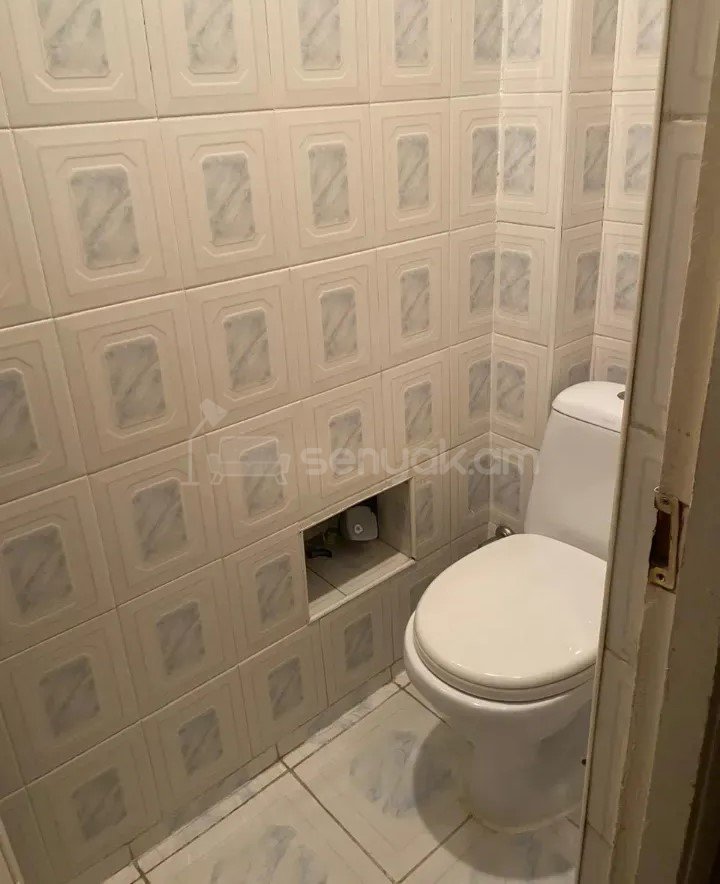 3 Սենյականոց Բնակարան Քարե Շենքում, 75քմ, 3/5 հարկ, Նորմալ Վիճակում