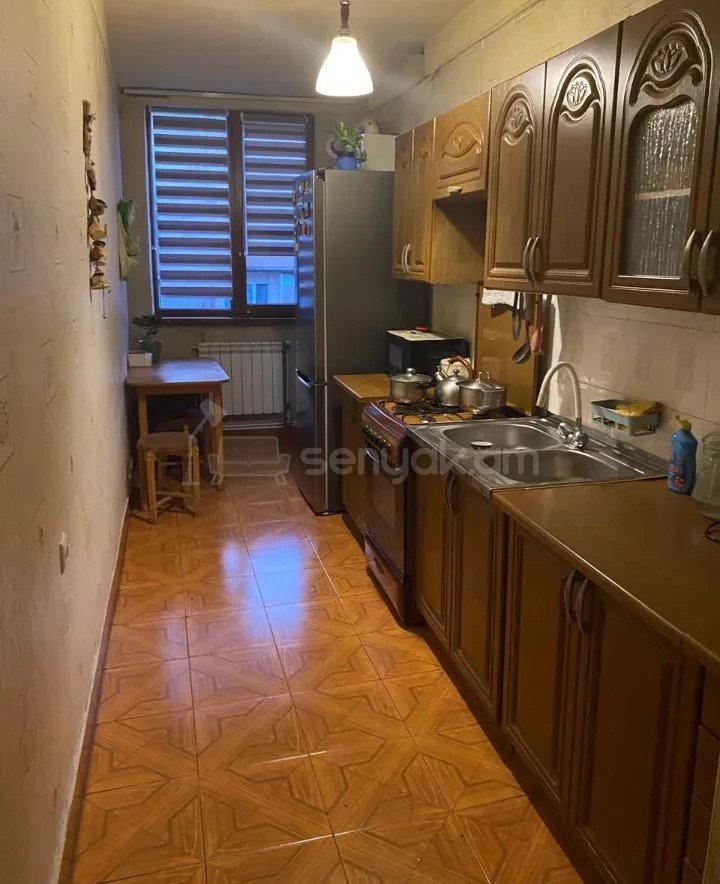 3 Սենյականոց Բնակարան Քարե Շենքում, 75քմ, 3/5 հարկ, Նորմալ Վիճակում