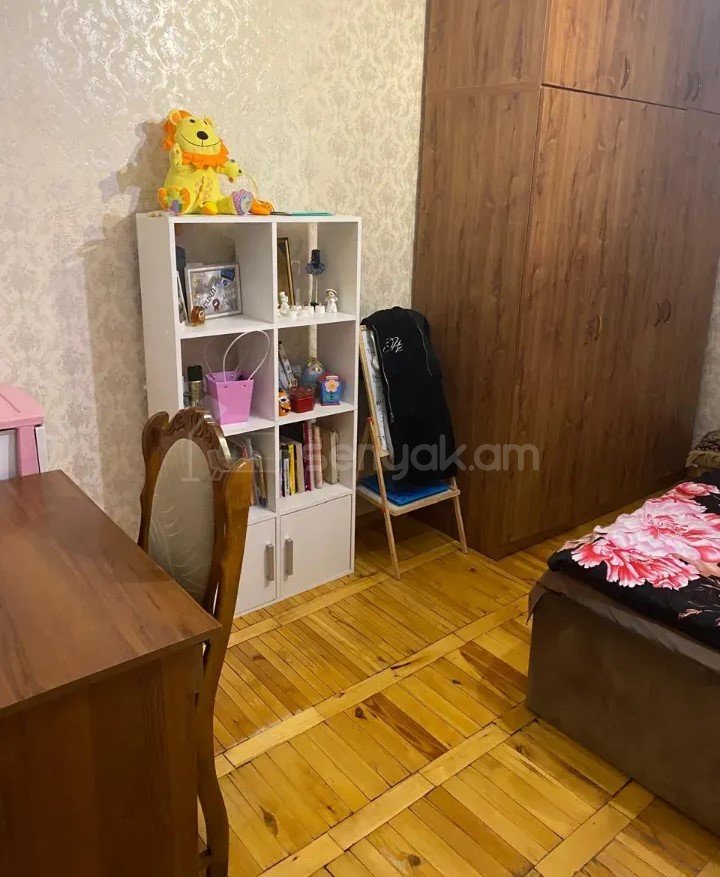 3 Սենյականոց Բնակարան Քարե Շենքում, 75քմ, 3/5 հարկ, Նորմալ Վիճակում