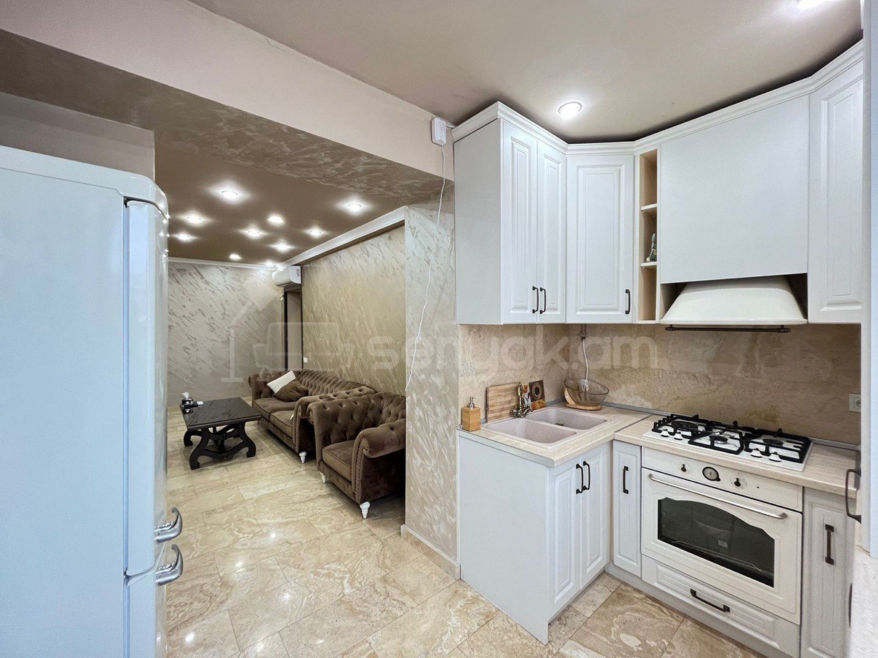 3 Սենյականոց Բնակարան Քարե Շենքում, 80քմ, 4/5 հարկ, Կապիտալ Վերանորոգված, Կահավորված, Արևկող