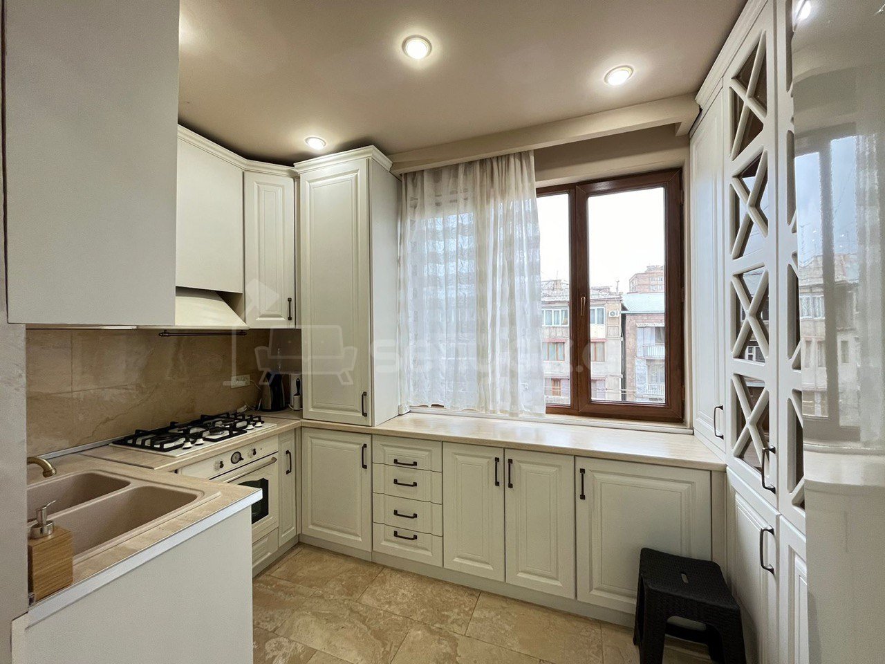 3 Սենյականոց Բնակարան Քարե Շենքում, 80քմ, 4/5 հարկ, Կապիտալ Վերանորոգված, Կահավորված, Արևկող