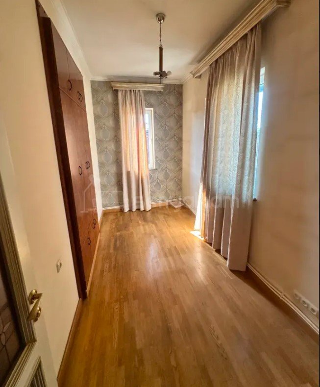 3 Սենյականոց Բնակարան Քարե Շենքում, 70քմ, 4/4 հարկ, Կապիտալ Վերանորոգված, Կահավորված