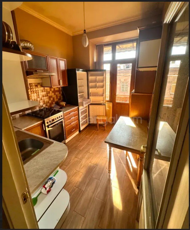 3 Սենյականոց Բնակարան Քարե Շենքում, 70քմ, 4/4 հարկ, Կապիտալ Վերանորոգված, Կահավորված