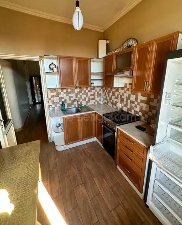 3 Սենյականոց Բնակարան Քարե Շենքում, 70քմ, 4/4 հարկ, Կապիտալ Վերանորոգված, Կահավորված