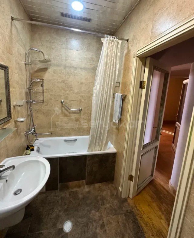 3 Սենյականոց Բնակարան Քարե Շենքում, 70քմ, 4/4 հարկ, Կապիտալ Վերանորոգված, Կահավորված