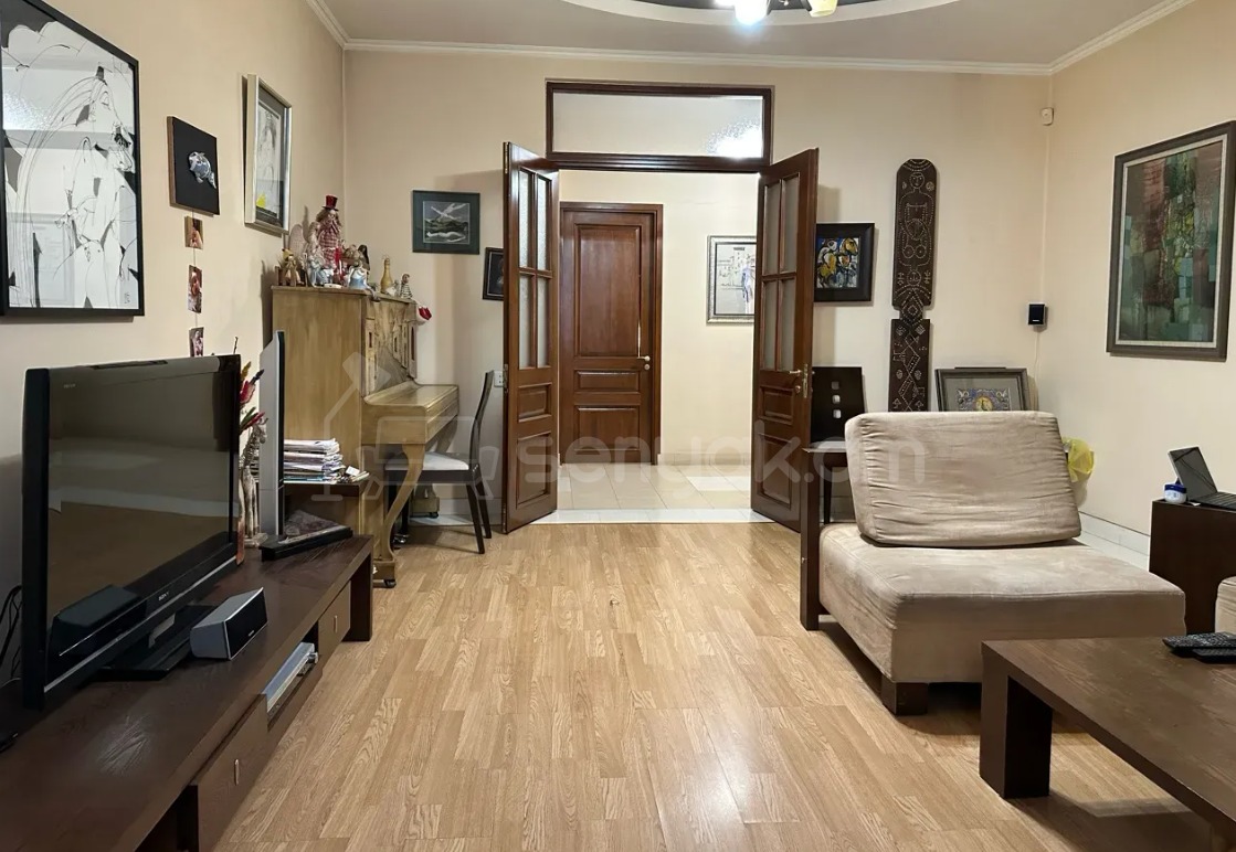 3 Սենյականոց Բնակարան Քարե Շենքում, 111քմ, 5/5 հարկ, Կապիտալ Վերանորոգված