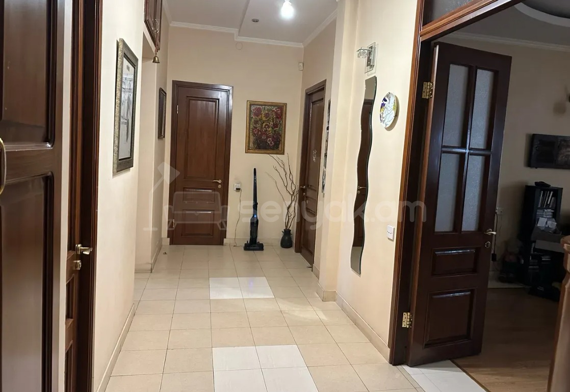 3 Սենյականոց Բնակարան Քարե Շենքում, 111քմ, 5/5 հարկ, Կապիտալ Վերանորոգված