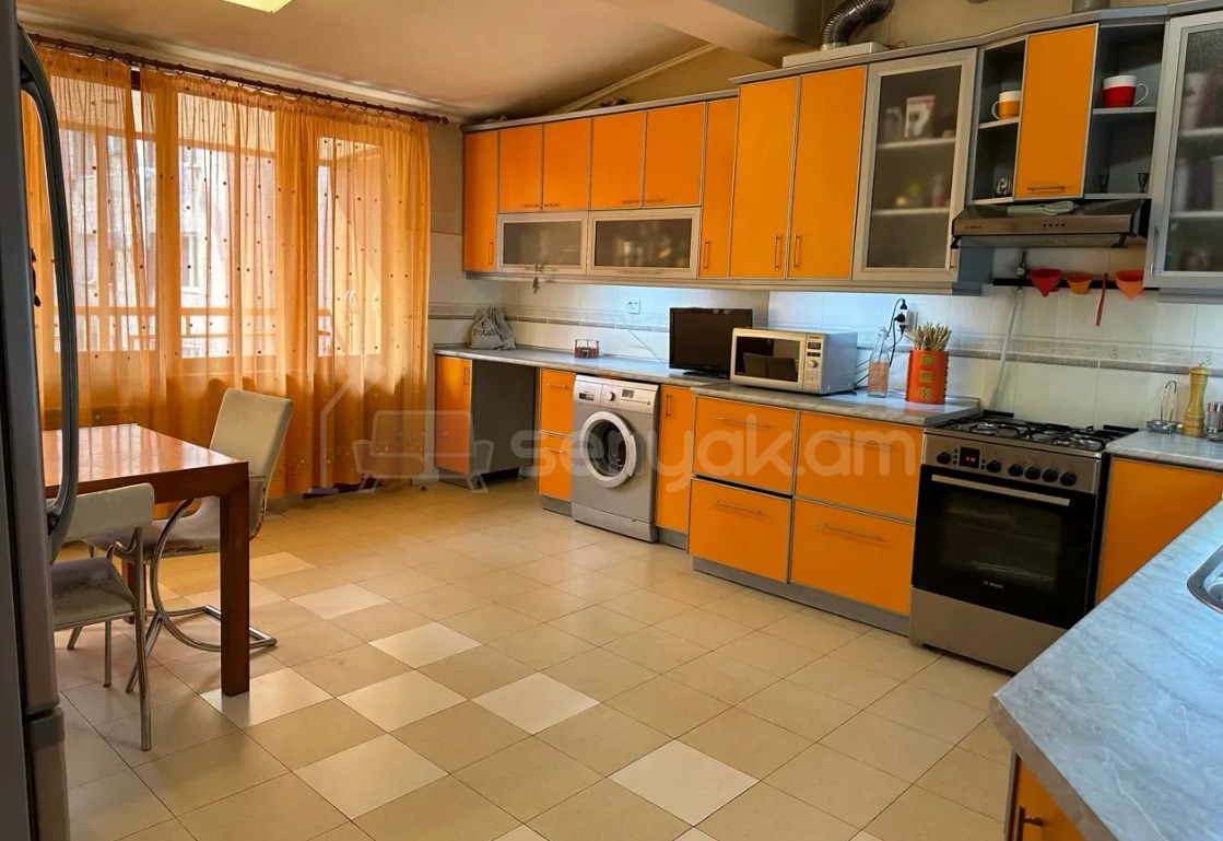 3 Սենյականոց Բնակարան Քարե Շենքում, 111քմ, 5/5 հարկ, Կապիտալ Վերանորոգված