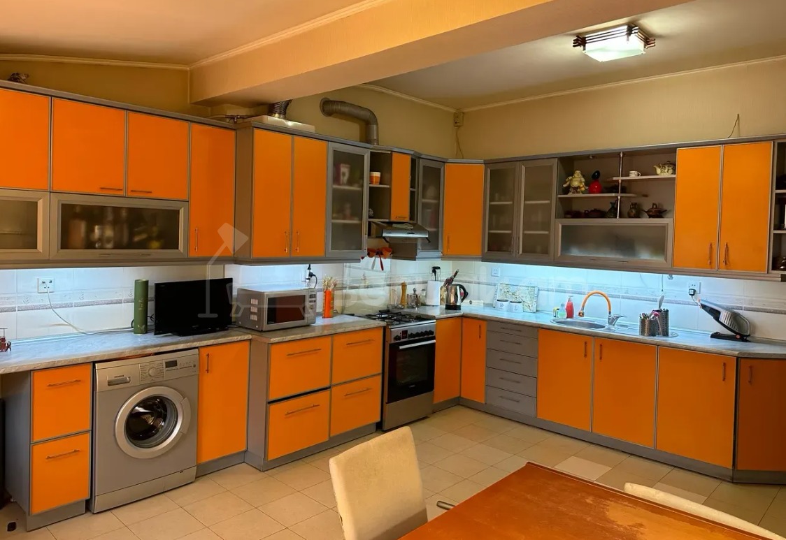 3 Սենյականոց Բնակարան Քարե Շենքում, 111քմ, 5/5 հարկ, Կապիտալ Վերանորոգված