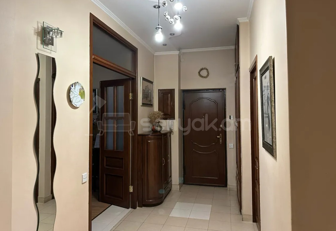 3 Սենյականոց Բնակարան Քարե Շենքում, 111քմ, 5/5 հարկ, Կապիտալ Վերանորոգված