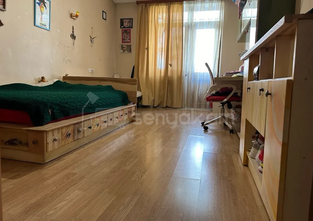 3 Սենյականոց Բնակարան Քարե Շենքում, 111քմ, 5/5 հարկ, Կապիտալ Վերանորոգված