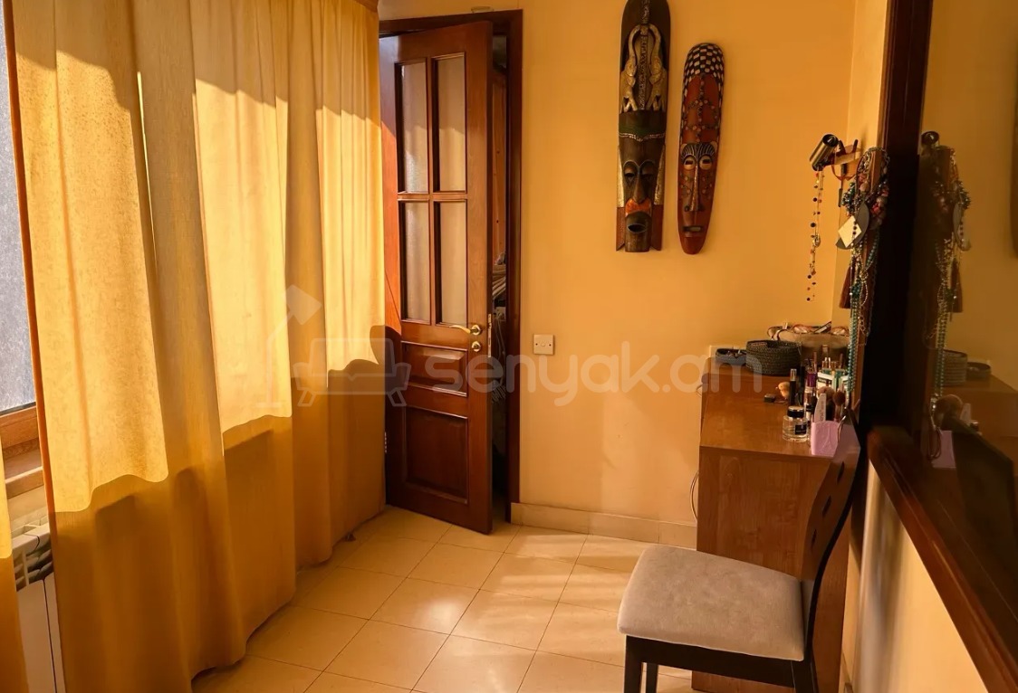 3 Սենյականոց Բնակարան Քարե Շենքում, 111քմ, 5/5 հարկ, Կապիտալ Վերանորոգված