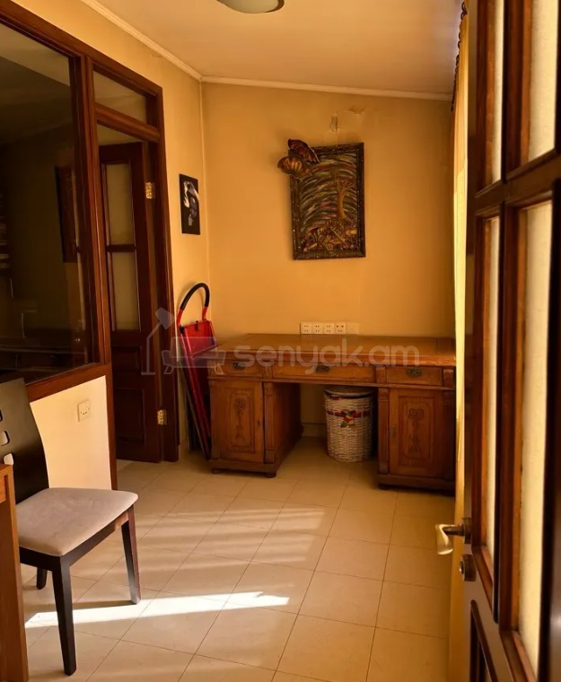 3 Սենյականոց Բնակարան Քարե Շենքում, 111քմ, 5/5 հարկ, Կապիտալ Վերանորոգված