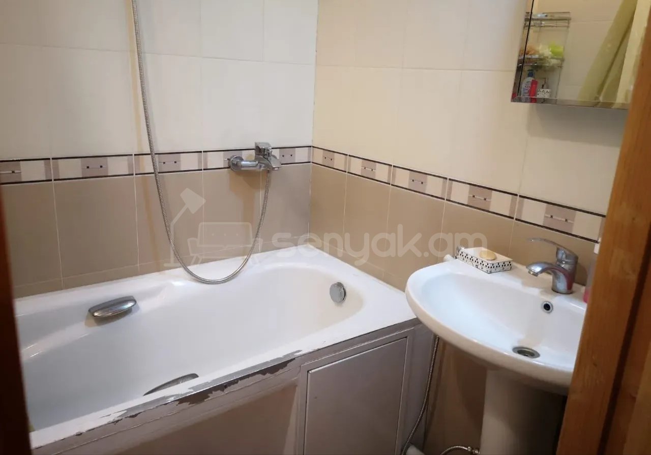 3 Սենյականոց Բնակարան Քարե Շենքում, 80քմ, 7/9 հարկ, Նորմալ Վիճակում, Կահավորված