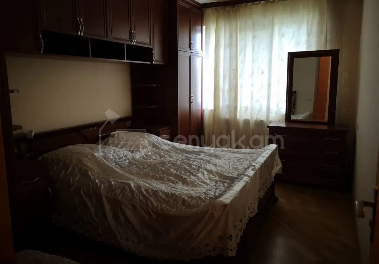 3 Սենյականոց Բնակարան Քարե Շենքում, 80քմ, 7/9 հարկ, Նորմալ Վիճակում, Կահավորված