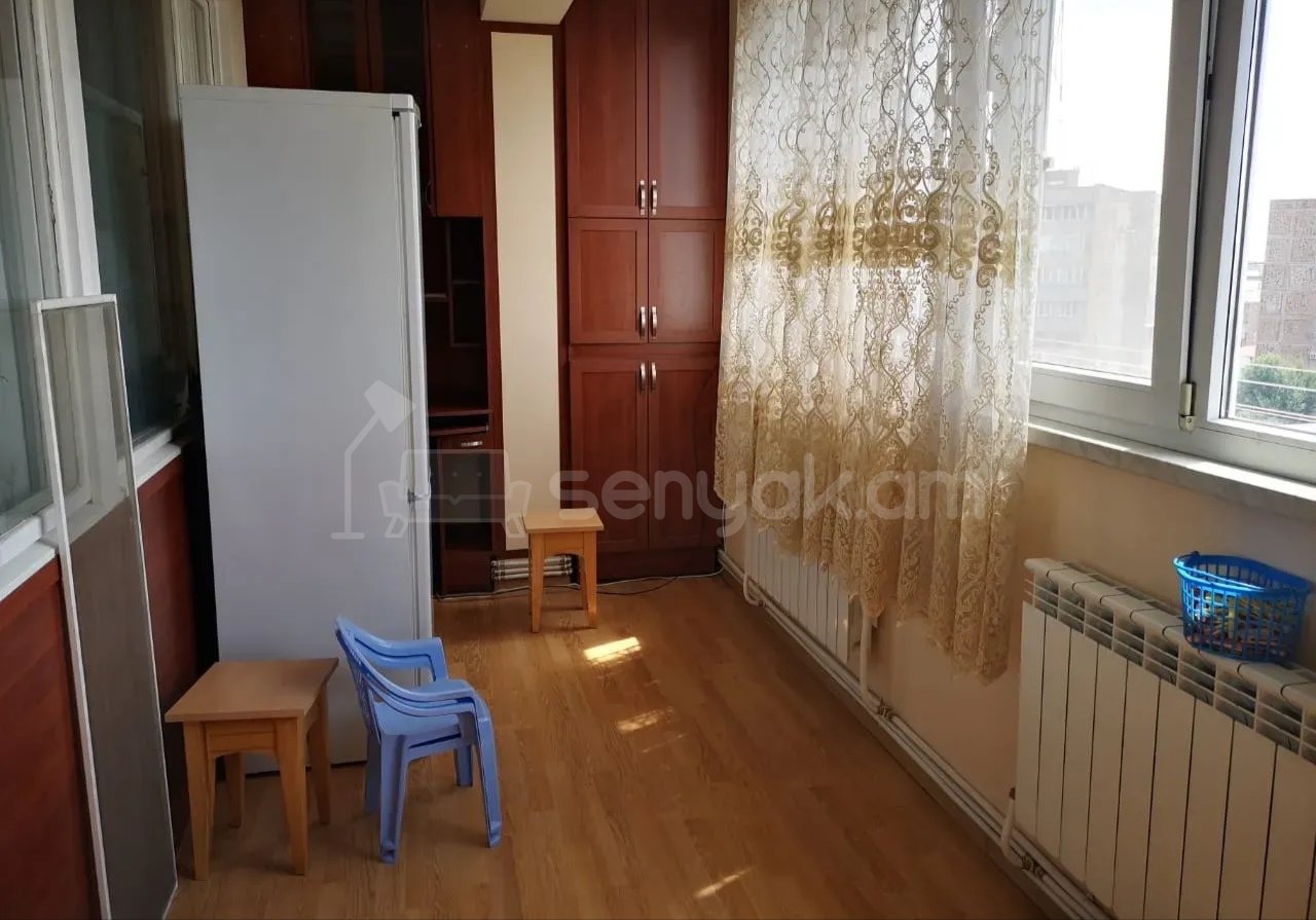 3 Սենյականոց Բնակարան Քարե Շենքում, 80քմ, 7/9 հարկ, Նորմալ Վիճակում, Կահավորված