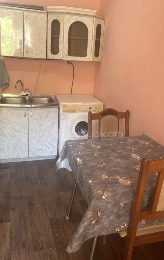 1 Սենյականոց Բնակարան Քարե Շենքում, 30քմ, 2/4 հարկ, Կոսմետիկ Վերանորոգված, Կահավորված