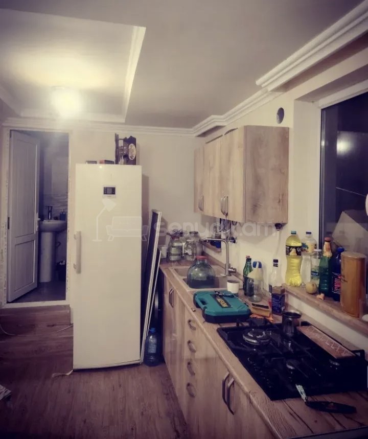 1 Սենյականոց Բնակարան Քարե Շենքում, 30քմ, 1/1 հարկ, Նորմալ Վիճակում, Կահավորված