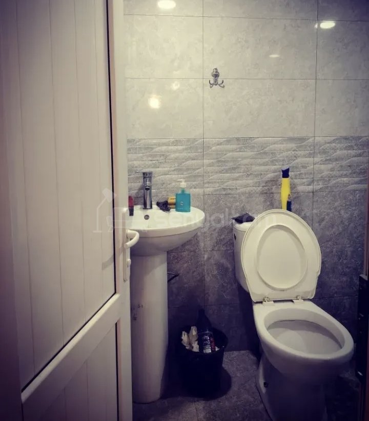 1 Սենյականոց Բնակարան Քարե Շենքում, 30քմ, 1/1 հարկ, Նորմալ Վիճակում, Կահավորված