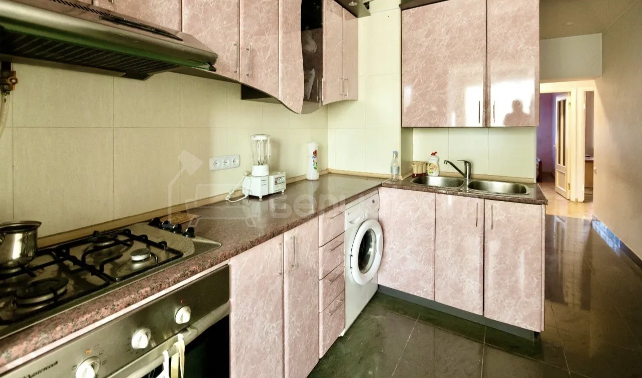 3 Սենյականոց Բնակարան Քարե Շենքում, 78քմ, 5/5 հարկ, Կապիտալ Վերանորոգված, Կահավորված