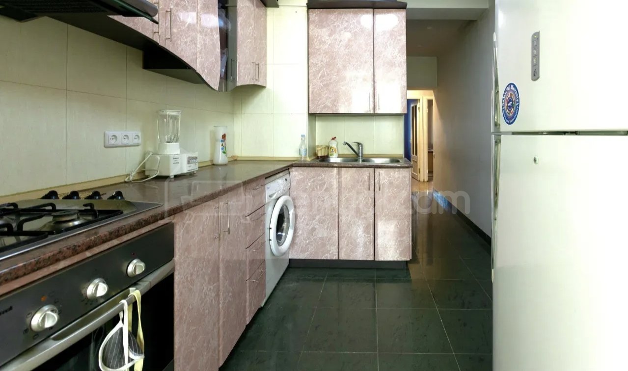 3 Սենյականոց Բնակարան Քարե Շենքում, 78քմ, 5/5 հարկ, Կապիտալ Վերանորոգված, Կահավորված