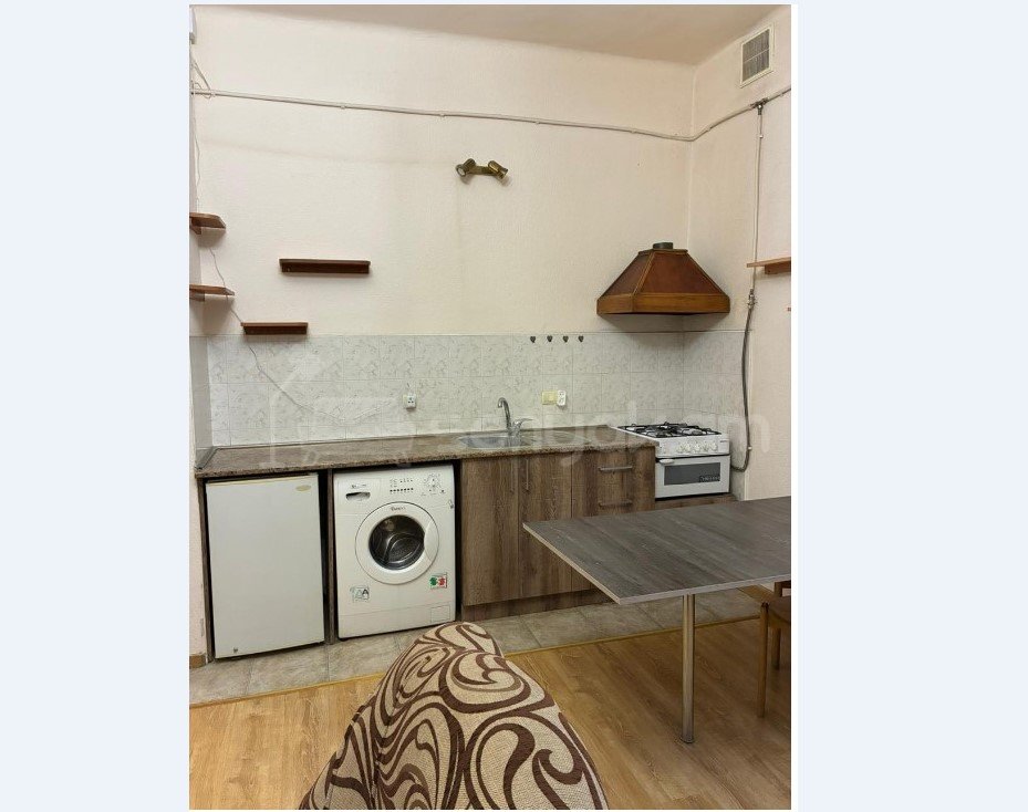 2 Սենյականոց Բնակարան Քարե Շենքում, 40քմ, 4/5 հարկ, Կապիտալ Վերանորոգված, Կահավորված