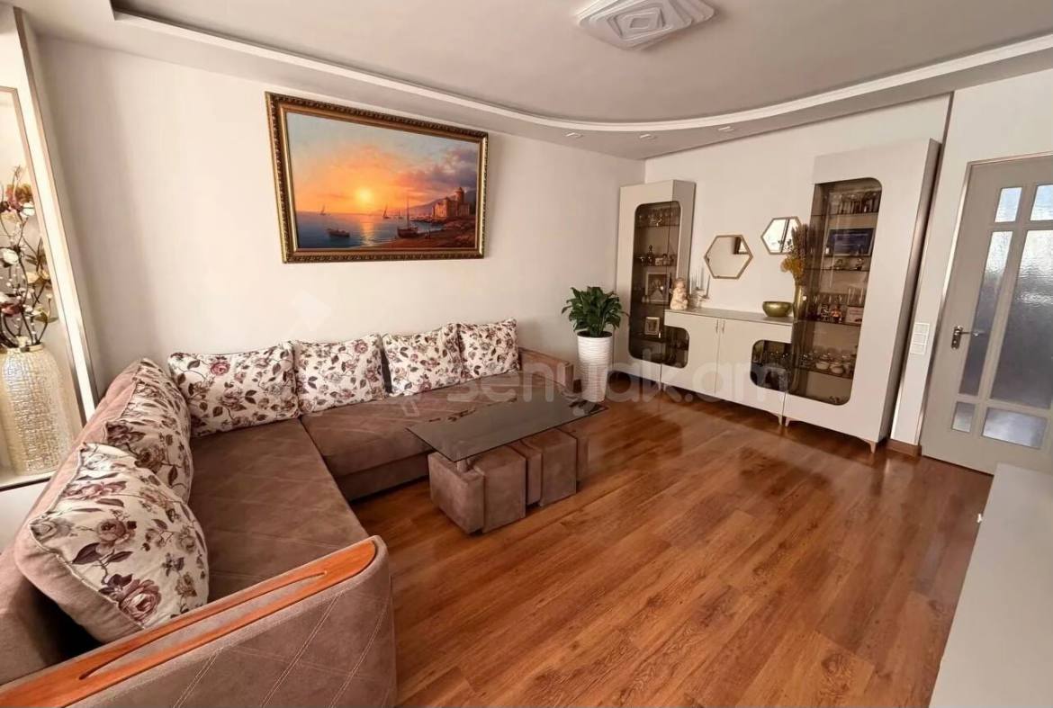 4 Սենյականոց Բնակարան Քարե Շենքում, 100քմ, 2/5 հարկ, Կապիտալ Վերանորոգված