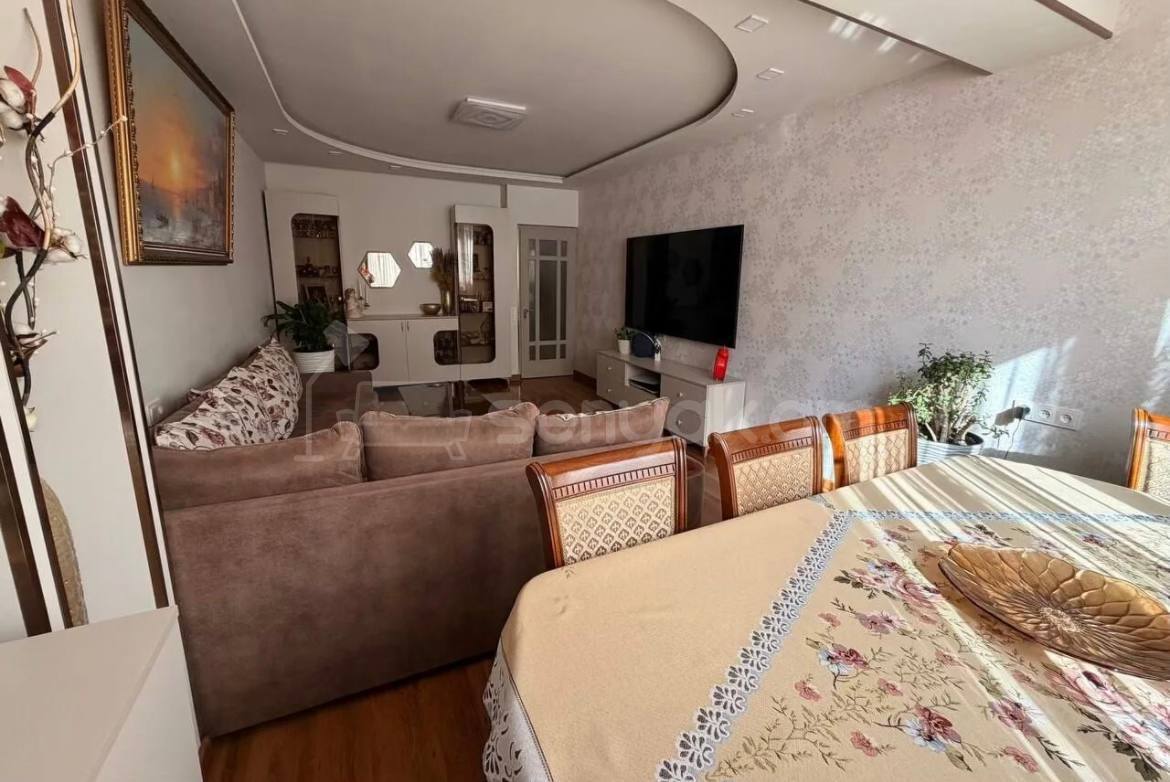 4 Սենյականոց Բնակարան Քարե Շենքում, 100քմ, 2/5 հարկ, Կապիտալ Վերանորոգված