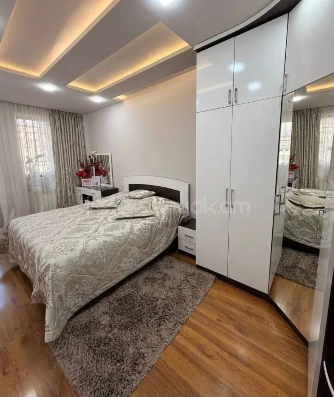 4 Սենյականոց Բնակարան Քարե Շենքում, 100քմ, 2/5 հարկ, Կապիտալ Վերանորոգված