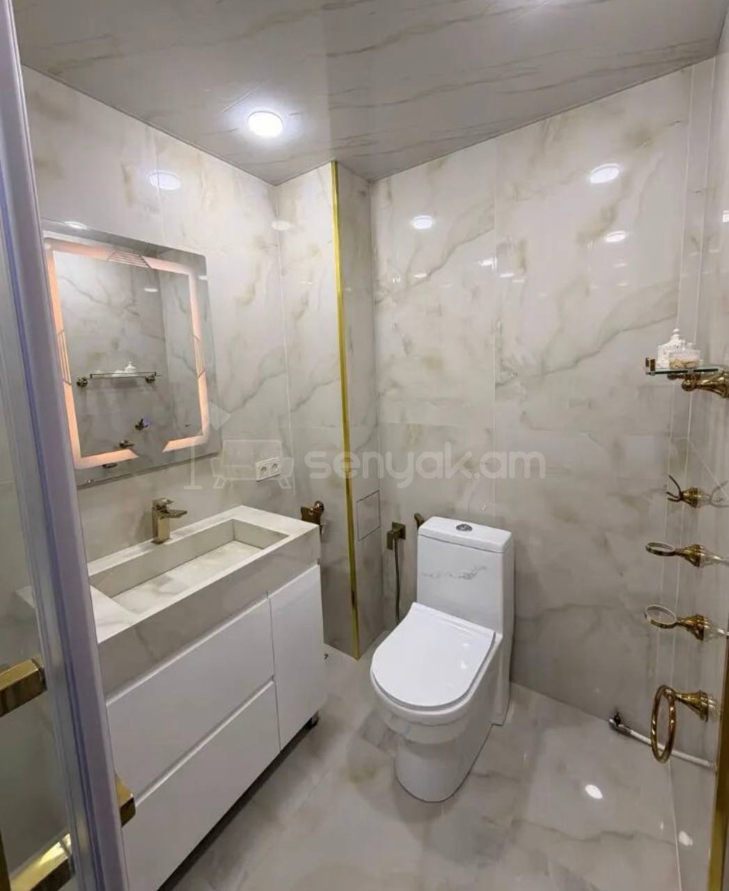 4 Սենյականոց Բնակարան Քարե Շենքում, 100քմ, 2/5 հարկ, Կապիտալ Վերանորոգված