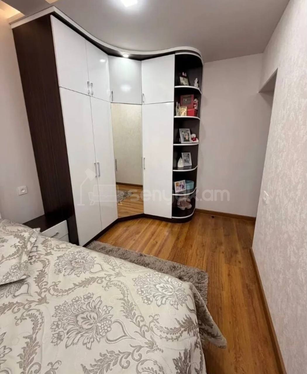 4 Սենյականոց Բնակարան Քարե Շենքում, 100քմ, 2/5 հարկ, Կապիտալ Վերանորոգված