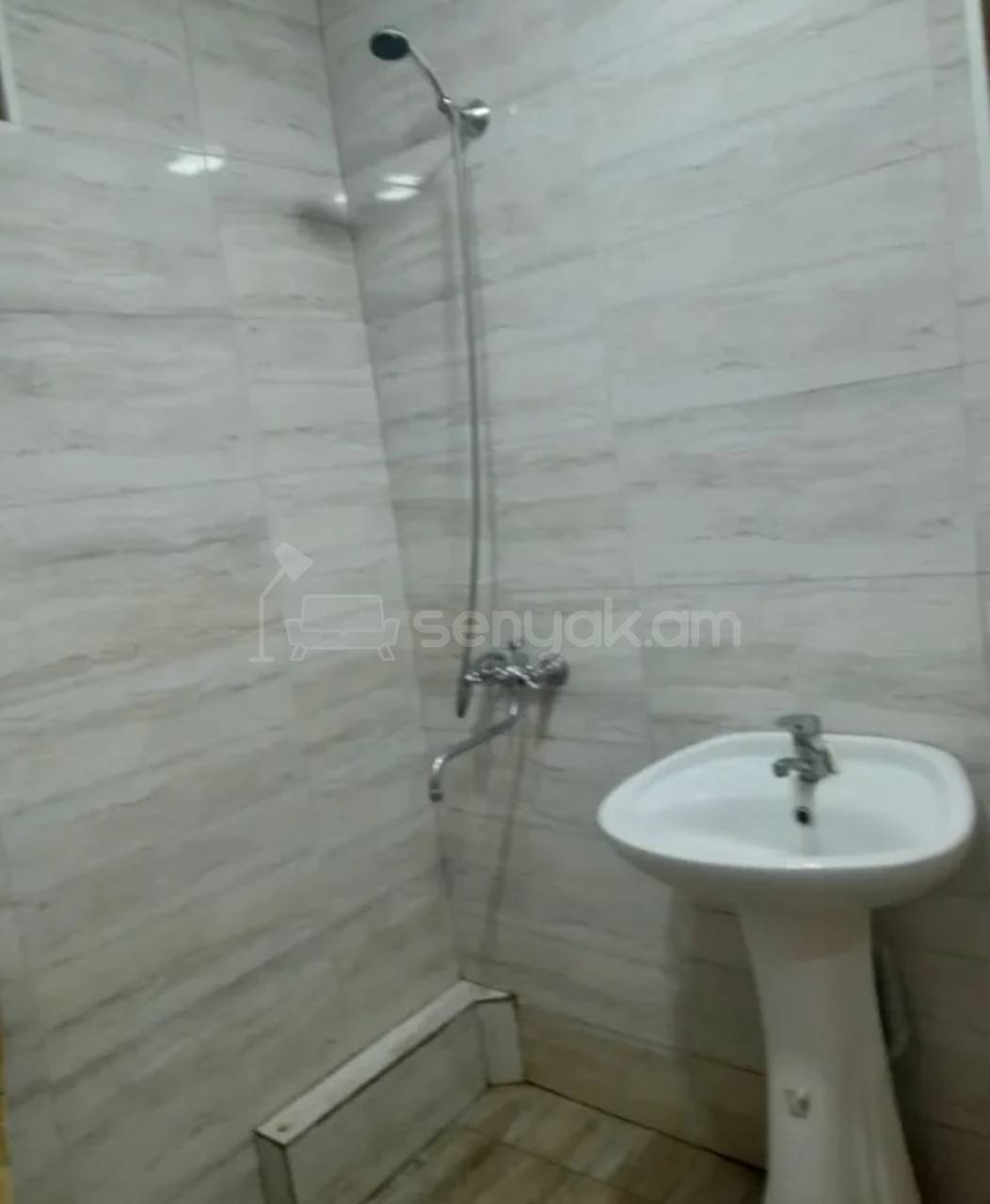 2 Սենյականոց Բնակարան Քարե Շենքում, 65քմ, 2/5 հարկ, Նորմալ Վիճակում, Կահավորված