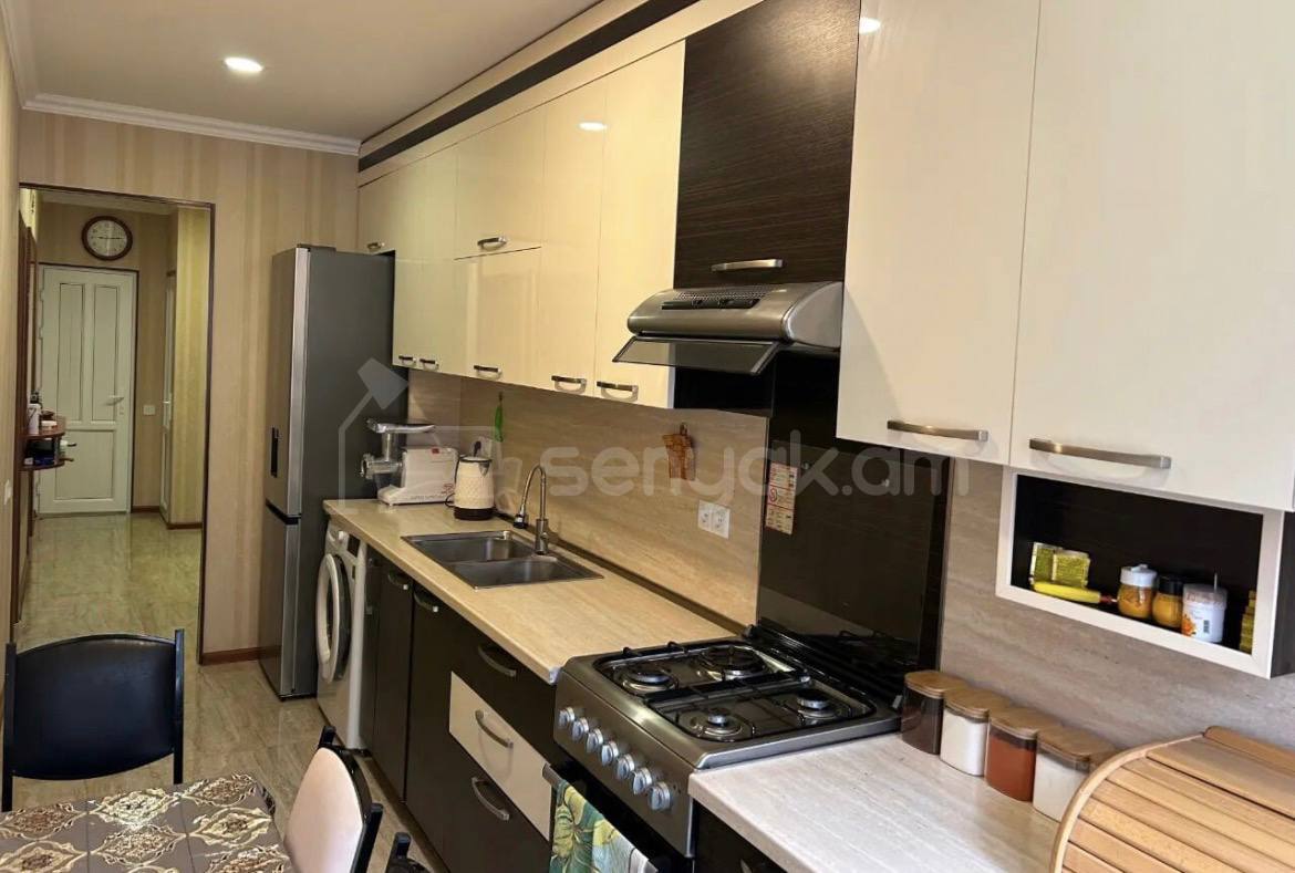 3 Սենյականոց Բնակարան Քարե Շենքում, 91քմ, 2/5 հարկ, Դիզայներական Վերանորոգված