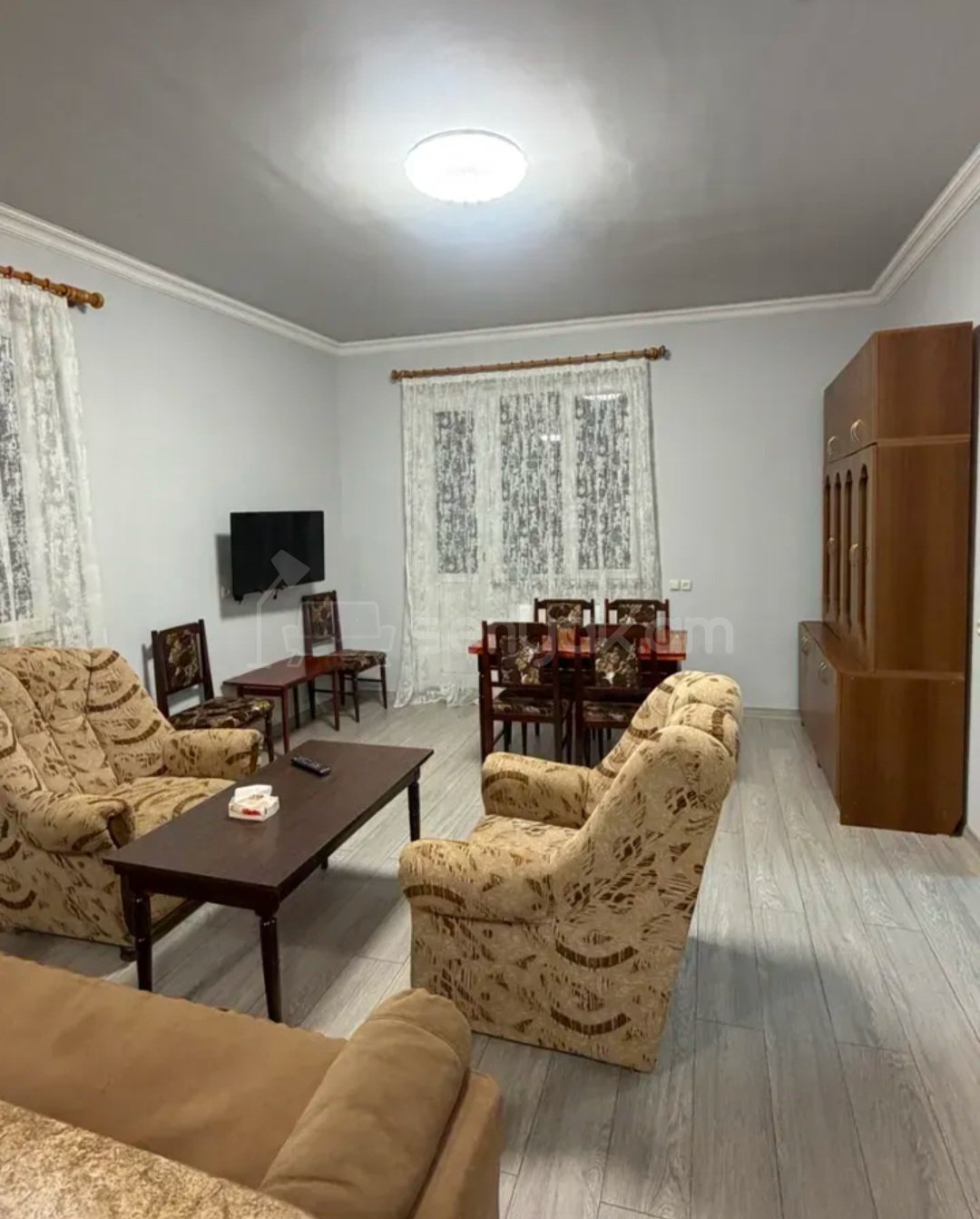 3 Սենյականոց Բնակարան Քարե Շենքում, 80քմ, 2/3 հարկ, Նորմալ Վիճակում, Կահավորված, Արևկող