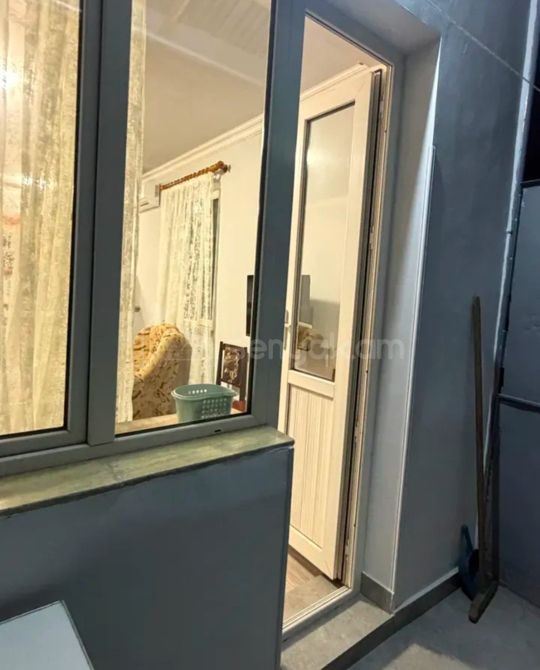 3 Սենյականոց Բնակարան Քարե Շենքում, 80քմ, 2/3 հարկ, Նորմալ Վիճակում, Կահավորված, Արևկող