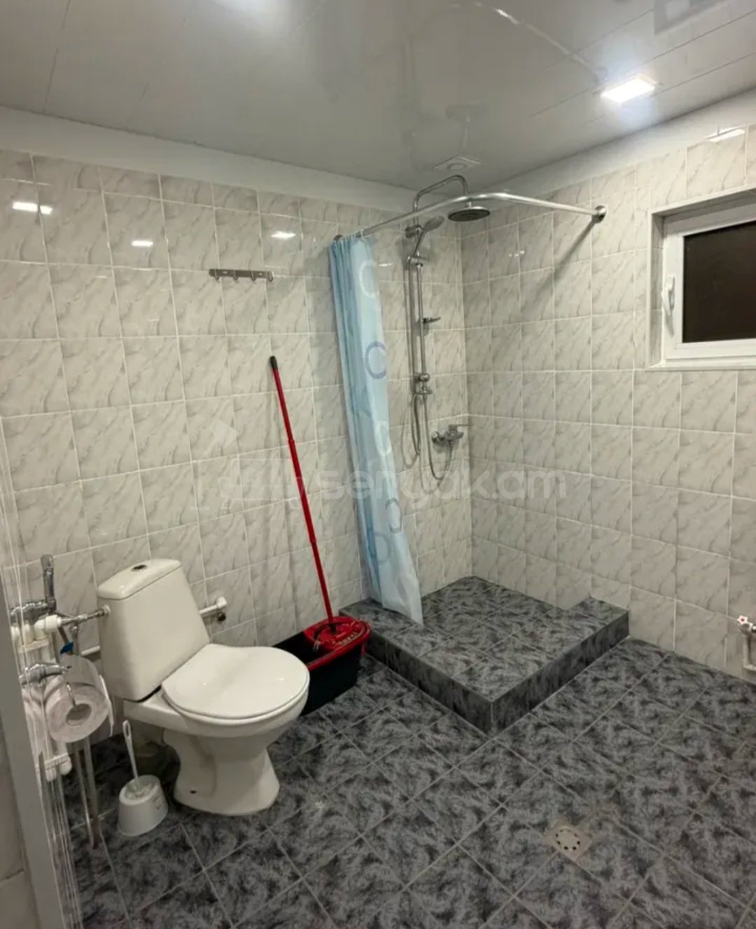 3 Սենյականոց Բնակարան Քարե Շենքում, 80քմ, 2/3 հարկ, Նորմալ Վիճակում, Կահավորված, Արևկող