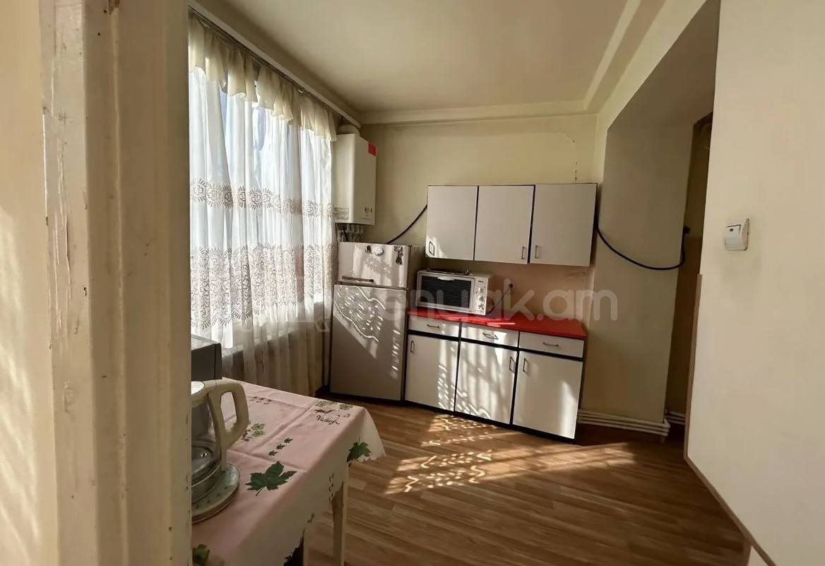 2 Սենյականոց Բնակարան Քարե Շենքում, 62քմ, 2/4 հարկ, Նորմալ Վիճակում, Կահավորված, Արևկող