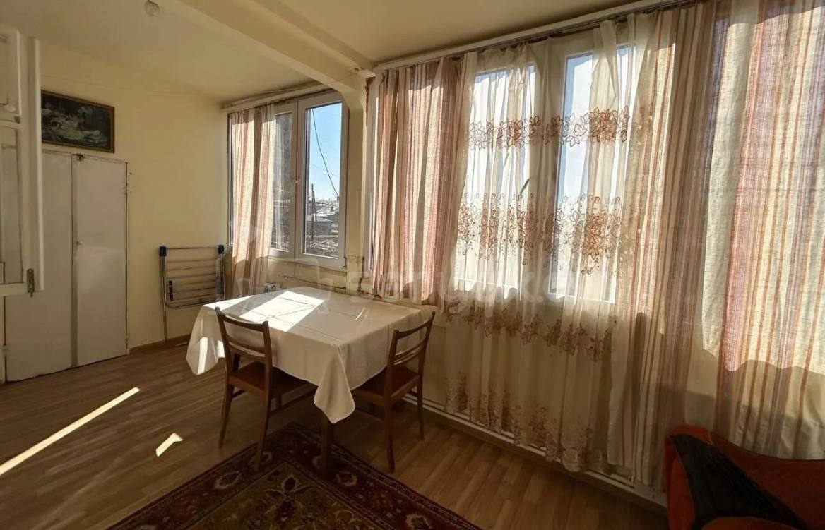 2 Սենյականոց Բնակարան Քարե Շենքում, 62քմ, 2/4 հարկ, Նորմալ Վիճակում, Կահավորված, Արևկող