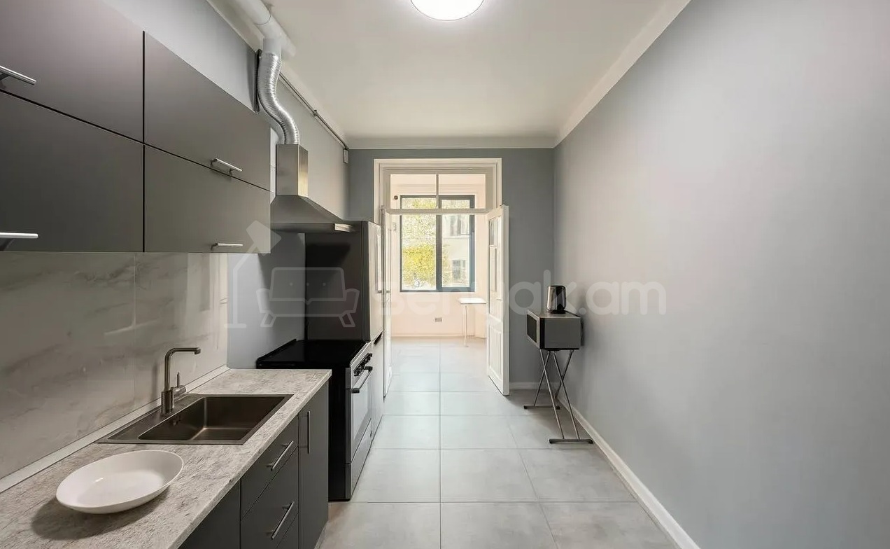 3 Սենյականոց Բնակարան Քարե Շենքում, 94քմ, 2/5 հարկ, Կապիտալ Վերանորոգված