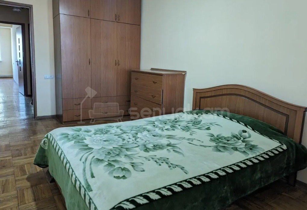 3 Սենյականոց Բնակարան Քարե Շենքում, 112քմ, 3/5 հարկ, Կապիտալ Վերանորոգված