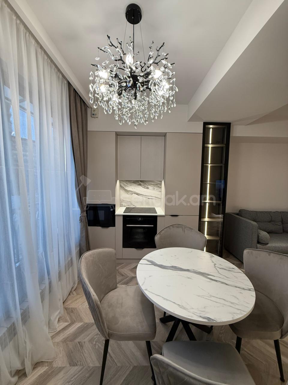 2 Սենյականոց Բնակարան, 42քմ, 3/8 հարկ, Դիզայներական Վերանորոգված