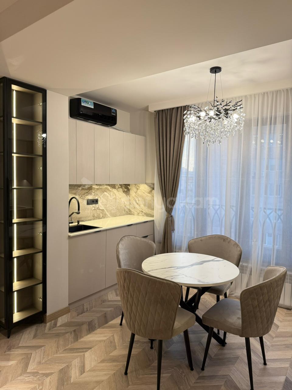 2 Սենյականոց Բնակարան, 42քմ, 3/8 հարկ, Դիզայներական Վերանորոգված