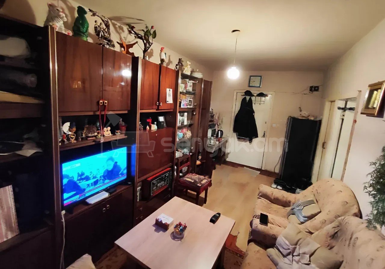 2 Սենյականոց Բնակարան Քարե Շենքում, 27քմ, 2/4 հարկ, Նորմալ Վիճակում